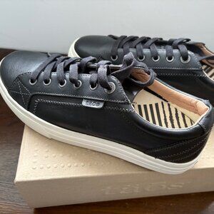 NW BOX Taos Footwear Winner Black Leather 9.5 M